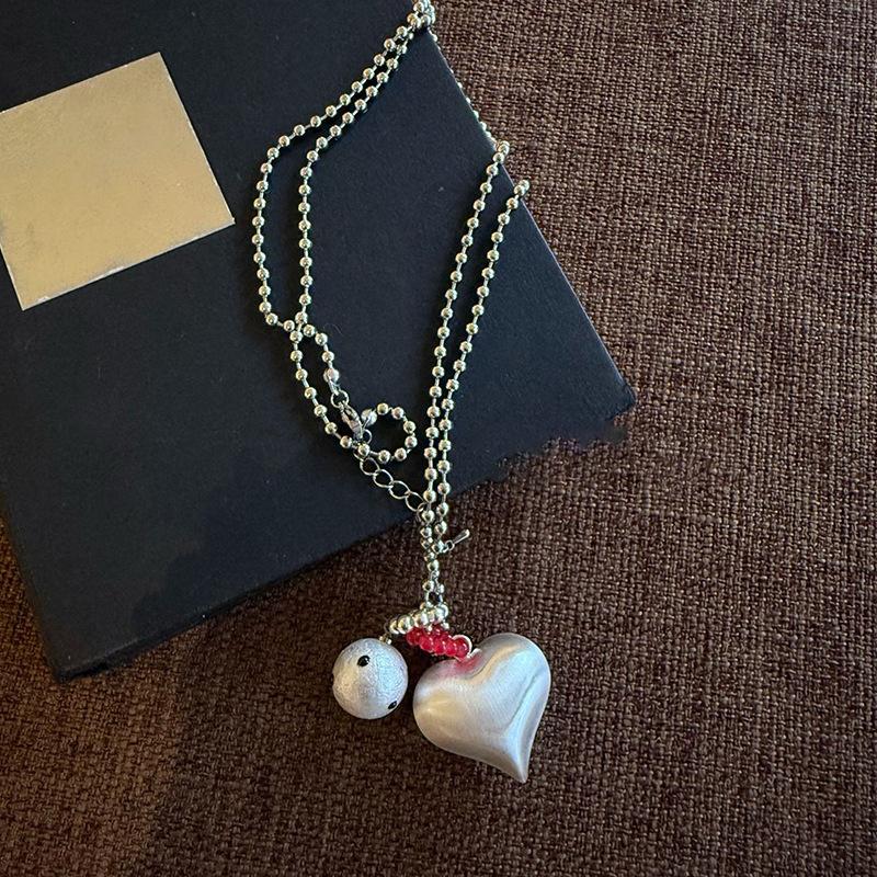 Matte pearl love pendant stacked with necklace niche design light luxury high sense exquisite versatile temperament necklace women
Matte pearl love pendant stacked with necklace niche design light luxury high sense exquisite versatile temperament necklace women