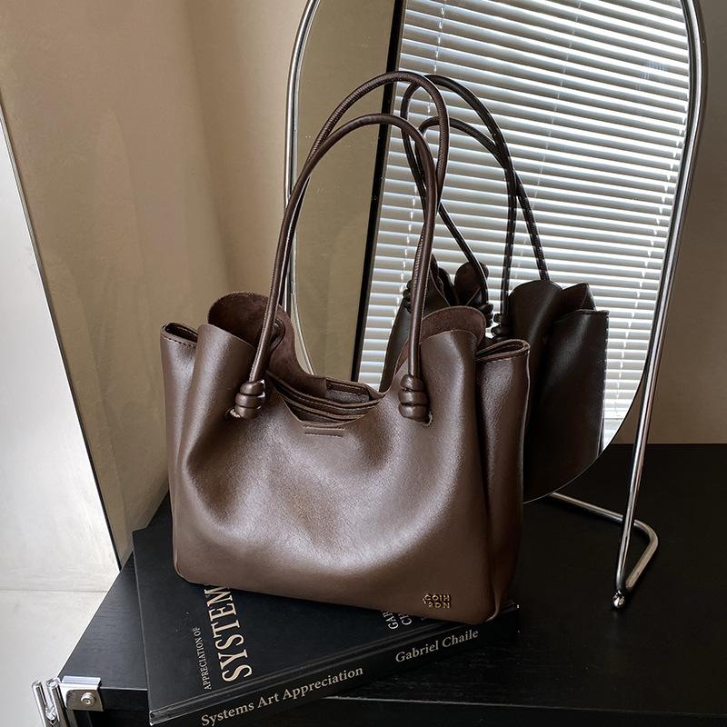 Autumn and winter large-capacity bag women s new retro shoulder bag premium texture commuter tote bag
Autumn and winter large-capacity bag women s new retro shoulder bag premium texture commuter tote bag