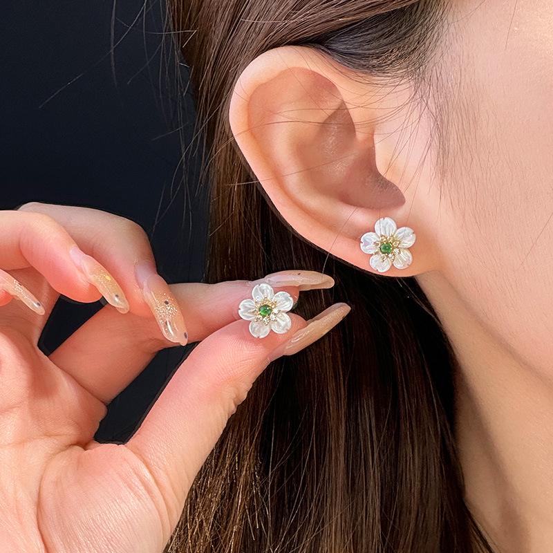 Jadeite Green Flower Stud Earrings with Sterling Silver S925 and White Mother-of-Pearl - Elegant and Delicate Style for Women S925 Silver
Jadeite Green Flower Stud Earrings with Sterling Silver S925 and White Mother-of-Pearl - Elegant and Delicate Style for Women S925 Silver