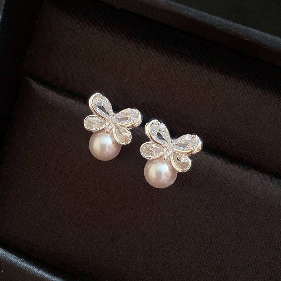 Silver needle zircon flower pearl stud earrings retro exquisite fashion earrings light luxury high sense earrings design sense niche
Silver needle zircon flower pearl stud earrings retro exquisite fashion earrings light luxury high sense earrings design sense niche