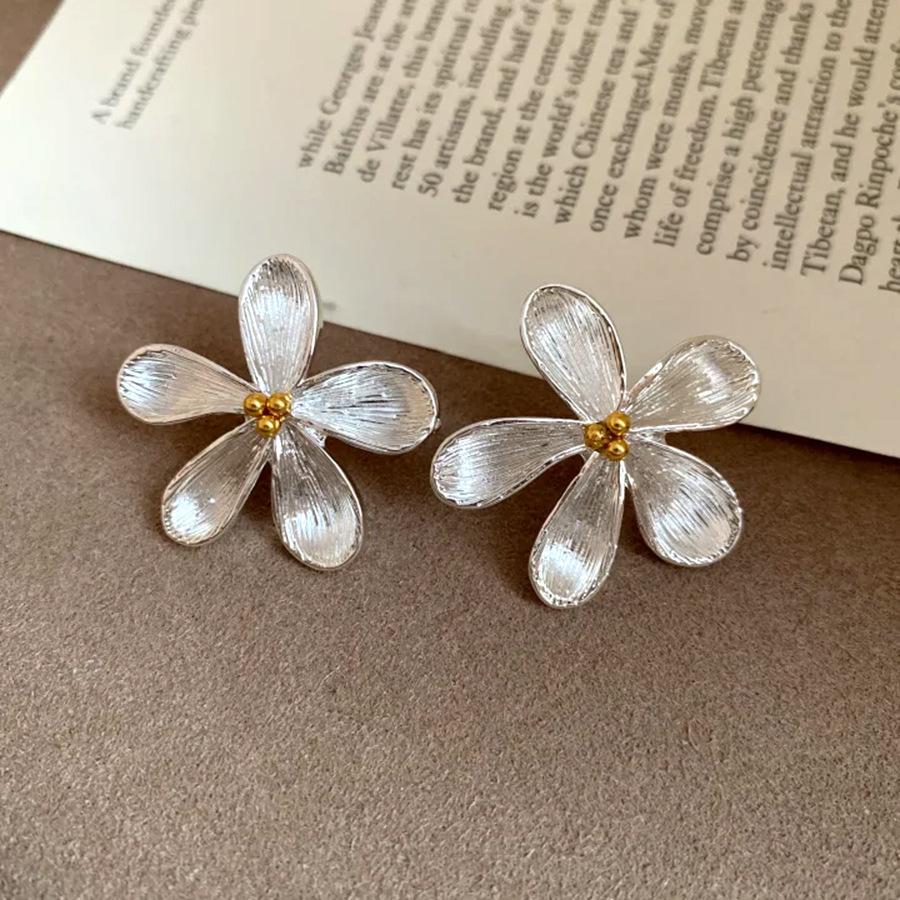 Korean ins style silver needle flower stud earrings simple fashion versatile temperament earrings light luxury high-end niche earrings
Korean ins style silver needle flower stud earrings simple fashion versatile temperament earrings light luxury high-end niche earrings