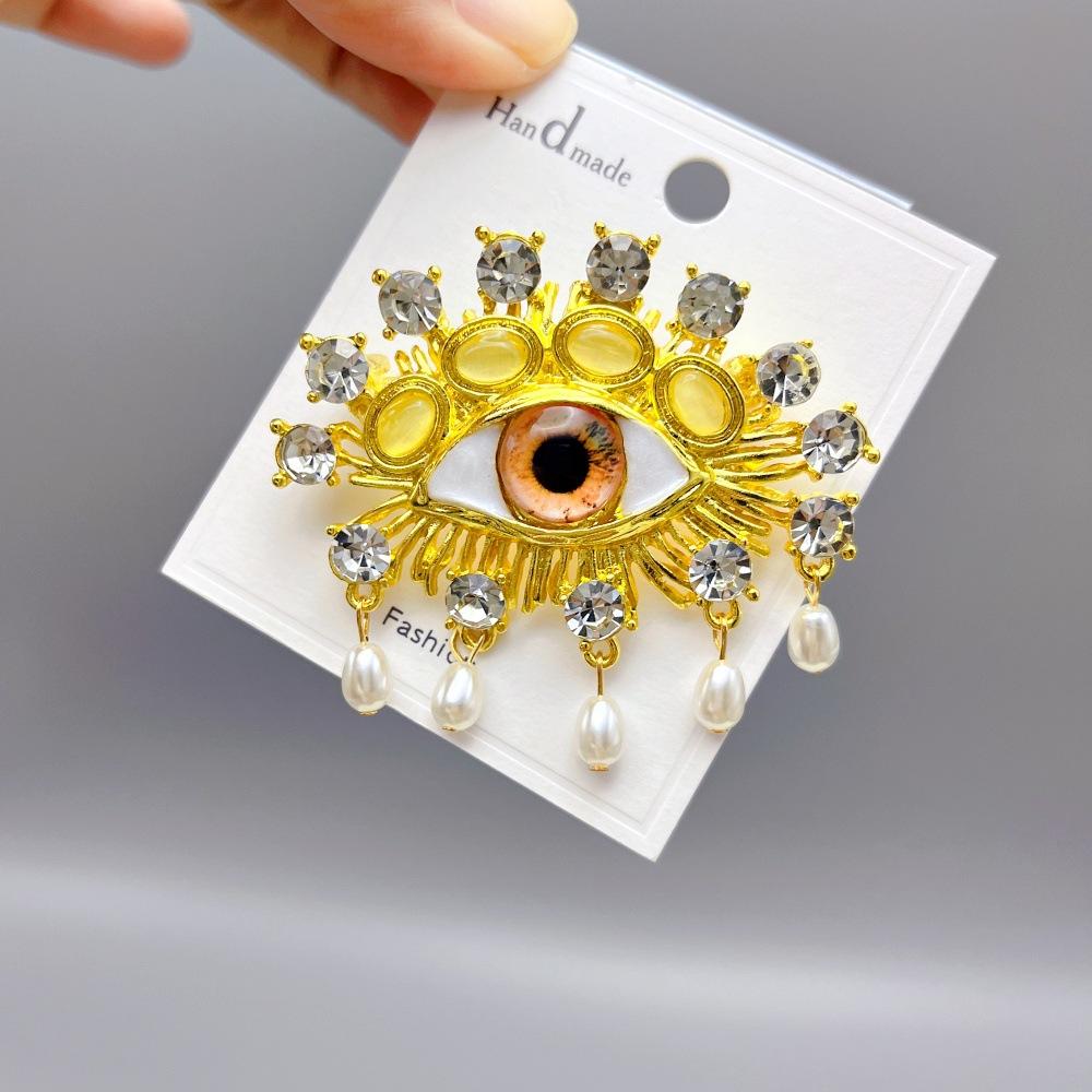Vintage Eye-Shaped Tassel Brooch Rhinestones & Pearl Lapel Pins for Women and Men Elegant Badge Fashion Jewelry Accessory коричневий
Vintage Eye-Shaped Tassel Brooch Rhinestones & Pearl Lapel Pins for Women and Men Elegant Badge Fashion Jewelry Accessory коричневий