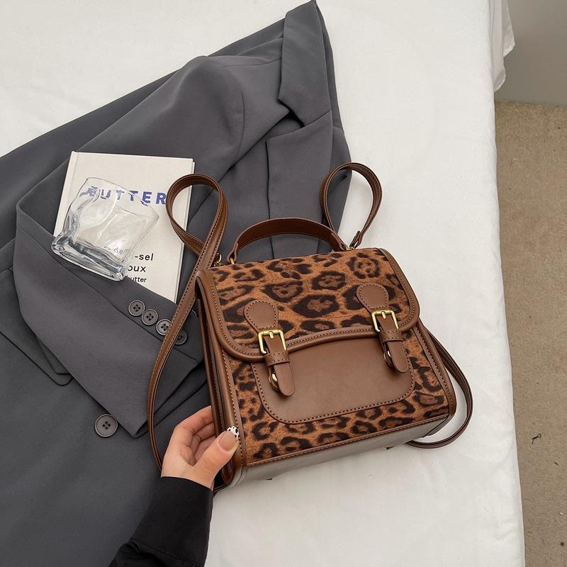 Корейская версия нишевой сумки-тоут с леопардовым принтом, 2025 новая популярная осенне-зимняя модная универсальная сумка-мессенджер для通勤
Корейская версия нишевой сумки-тоут с леопардовым принтом, 2025 новая популярная осенне-зимняя модная универсальная сумка-мессенджер для通勤