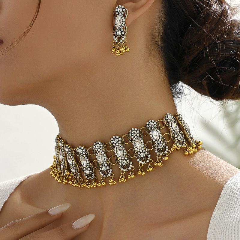 Комплект этнических индийских серег и ожерелья из драгоценных камней Юго-Восточной Азии
Комплект этнических индийских серег и ожерелья из драгоценных камней Юго-Восточной Азии