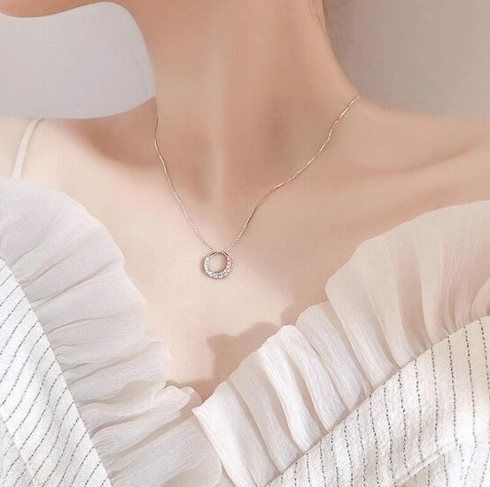 Chic Circle Pendant Necklace for Women – European & American Style, Simple Short Clavicle Chain Design платиновый
Chic Circle Pendant Necklace for Women – European & American Style, Simple Short Clavicle Chain Design платиновый