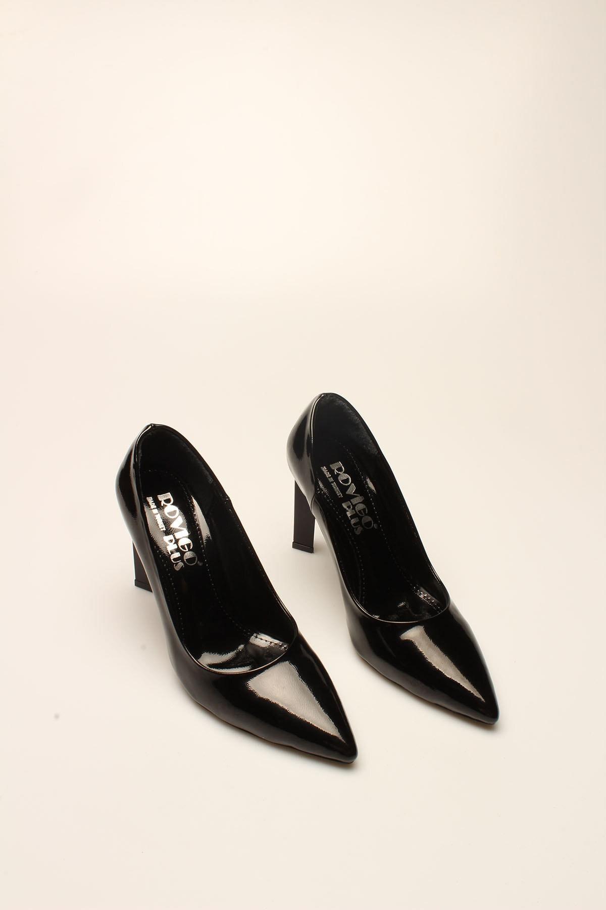 Черные женские туфли из лакированной кожи на шпильке
Черные женские туфли из лакированной кожи на шпильке