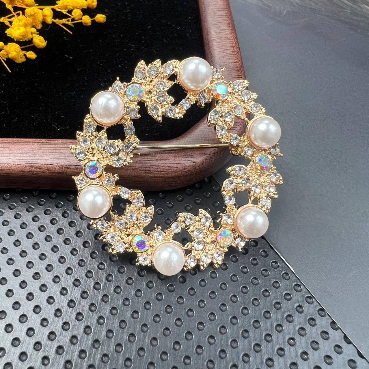 Ретро брошка з кристалами діамантів з шпилькою проти оголення та сплавною пряжкою для аксесуарів для одягу
Ретро брошка з кристалами діамантів з шпилькою проти оголення та сплавною пряжкою для аксесуарів для одягу