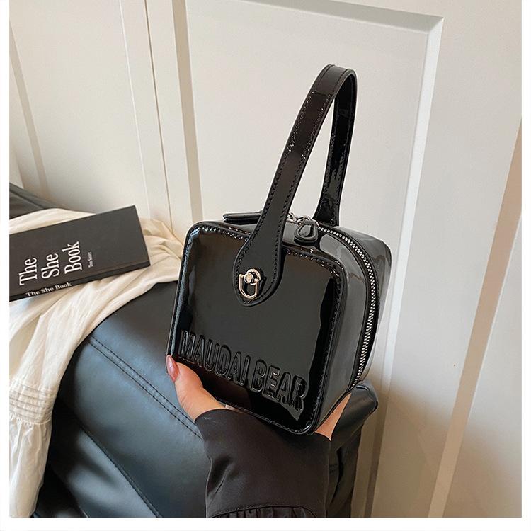 2025 New Spring Crossbody Fashion Versatile Bag Women s High-end Texture Casual Fashion Niche Design Shoulder Bag
2025 New Spring Crossbody Fashion Versatile Bag Women s High-end Texture Casual Fashion Niche Design Shoulder Bag