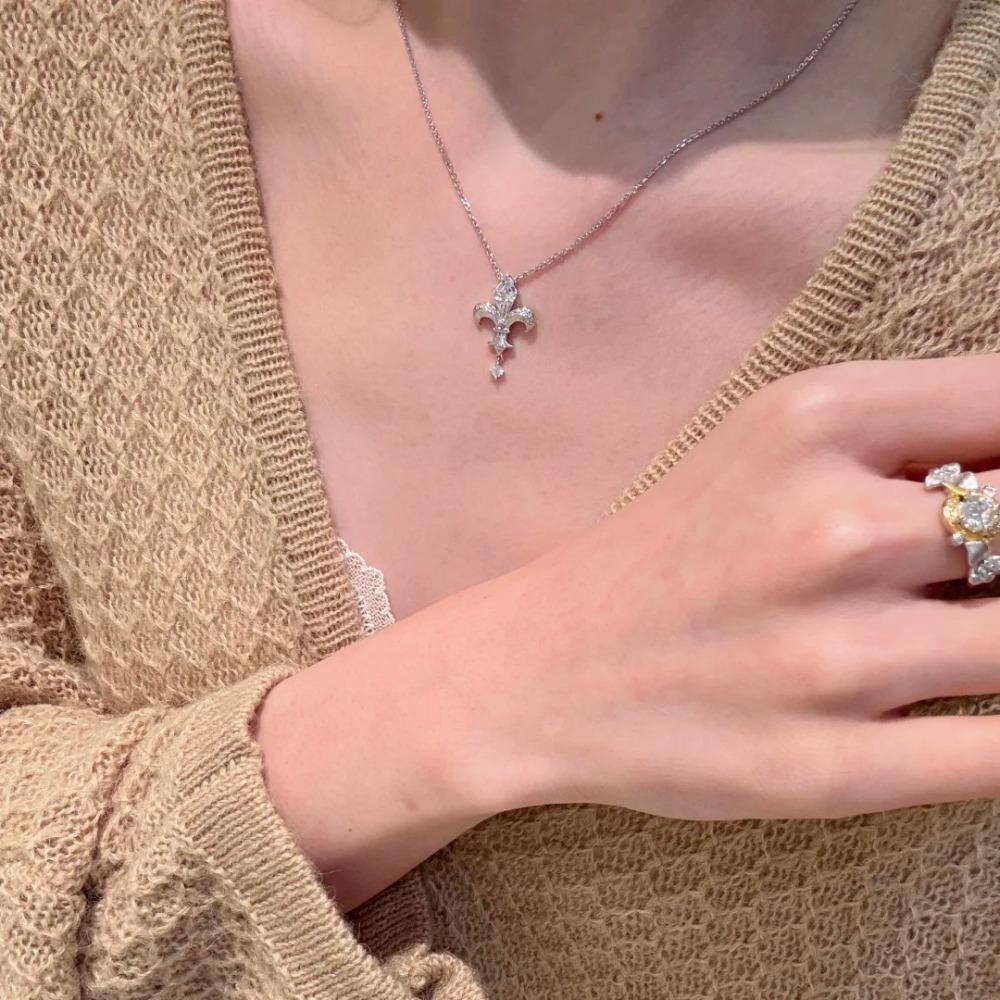 Vintage Arrow Iris Flower Brushed Necklace Elegant Zircon Pendant Women Delicate Collarbone Chain Jewelry
Vintage Arrow Iris Flower Brushed Necklace Elegant Zircon Pendant Women Delicate Collarbone Chain Jewelry