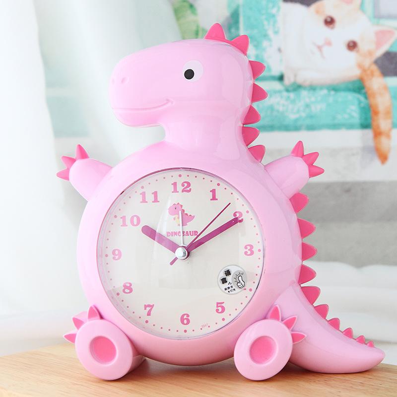 Мультяшный ребенок-ученик, использующий мальчика и девочку для бесшумного сканирования секунд с ночником и спящим будильником у кровати в кабинете
Мультяшный ребенок-ученик, использующий мальчика и девочку для бесшумного сканирования секунд с ночником и спящим будильником у кровати в кабинете