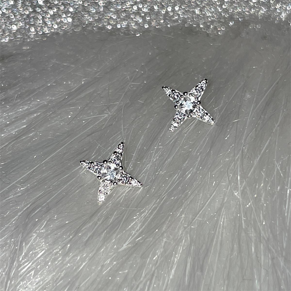 Легкие роскошные серьги-пряжки из циркония в форме круга из стерлингового серебра 925 пробы, модные и простые нишевые серьги-гвоздики в форме звезды высокого класса, женские 925 silver
Легкие роскошные серьги-пряжки из циркония в форме круга из стерлингового серебра 925 пробы, модные и простые нишевые серьги-гвоздики в форме звезды высокого класса, женские 925 silver