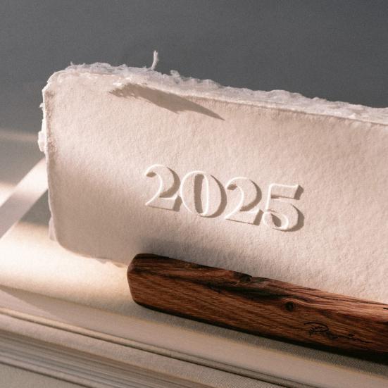 Yousheng 2025 Letterpress Calendar Mini White Textured Standing Desk Calendar with Wooden Base 12 Month Planner for Home Office Decor Sets
Yousheng 2025 Letterpress Calendar Mini White Textured Standing Desk Calendar with Wooden Base 12 Month Planner for Home Office Decor Sets