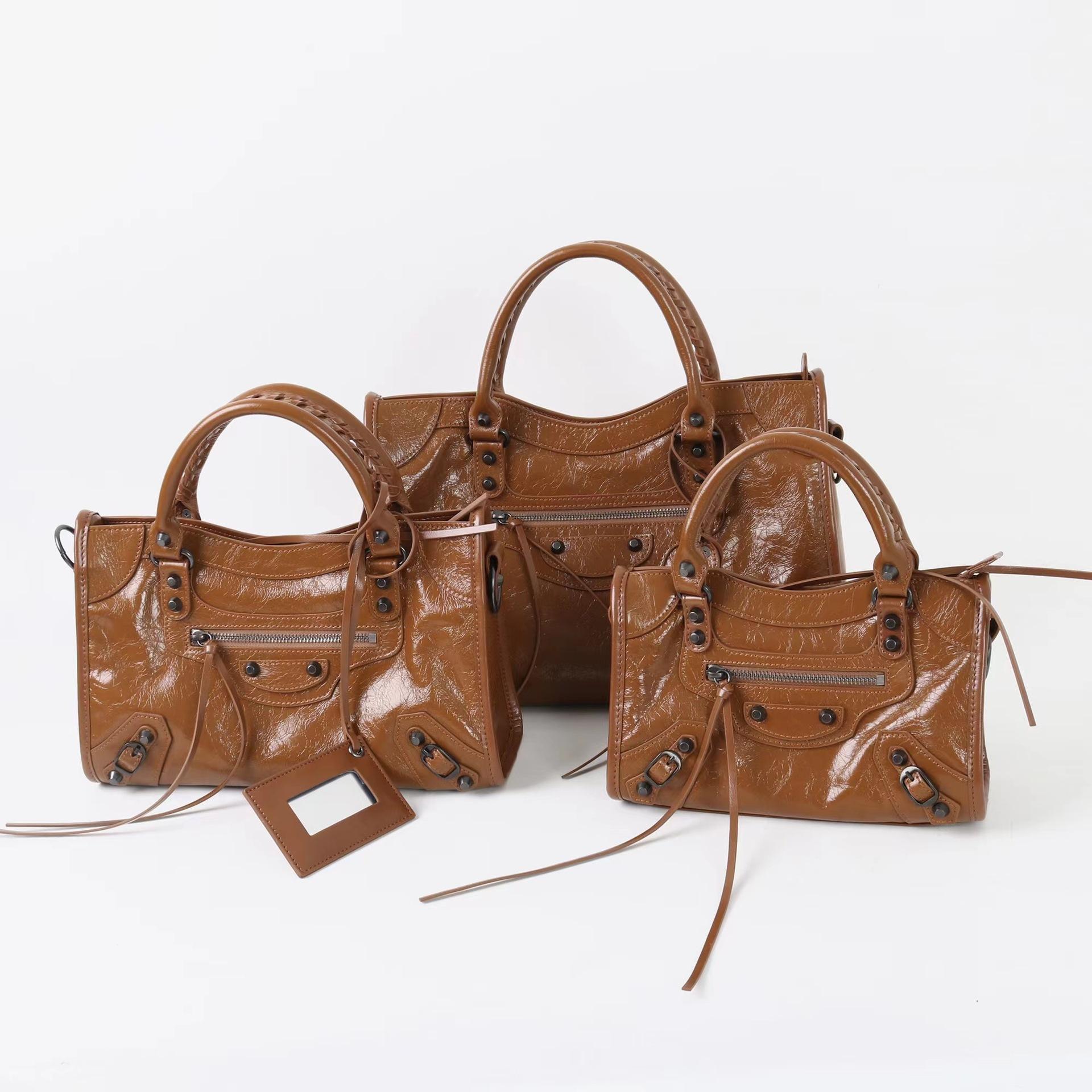 New retro versatile rivet locomotive bag head layer soft leather hand bag sweet cool spice girl style shoulder messenger bag mini коричневий
New retro versatile rivet locomotive bag head layer soft leather hand bag sweet cool spice girl style shoulder messenger bag mini коричневий