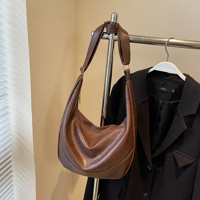 Large capacity casual trend bag women s new fashion shoulder bag niche design messenger tote bag темно-коричневого кольору
Large capacity casual trend bag women s new fashion shoulder bag niche design messenger tote bag темно-коричневого кольору