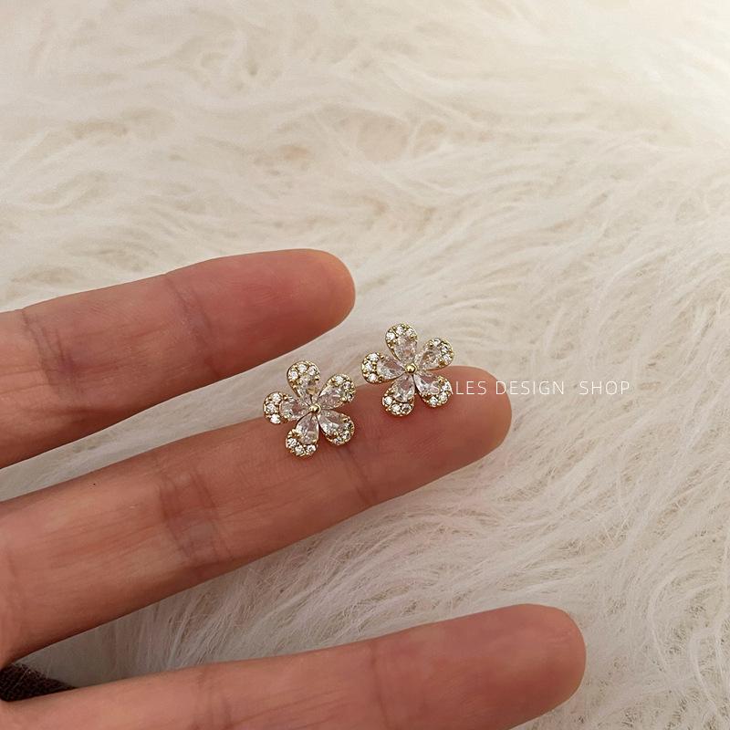 Korean Snowflake Zirconia Flower Stud Earrings - Versatile, Light Luxury Design
Korean Snowflake Zirconia Flower Stud Earrings - Versatile, Light Luxury Design