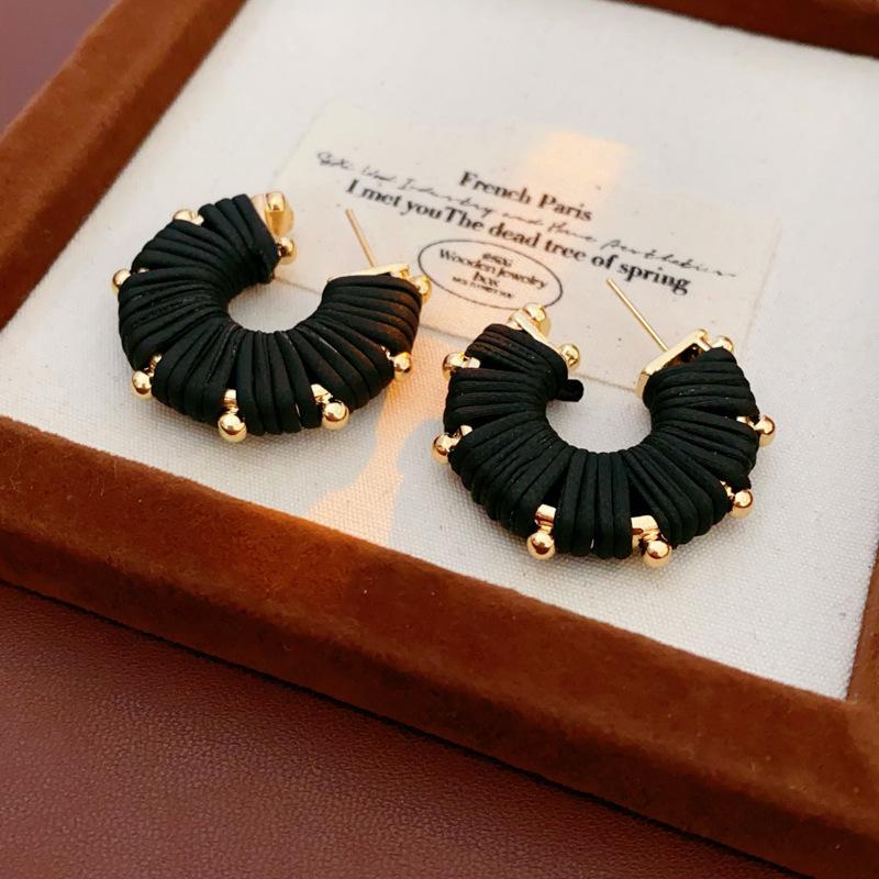 2026 Vintage Black Leather U-shaped Striped Hoop Earrings For Women Elegant Metal Round Geometric Chunky Earrings Zircon чорний
2026 Vintage Black Leather U-shaped Striped Hoop Earrings For Women Elegant Metal Round Geometric Chunky Earrings Zircon чорний