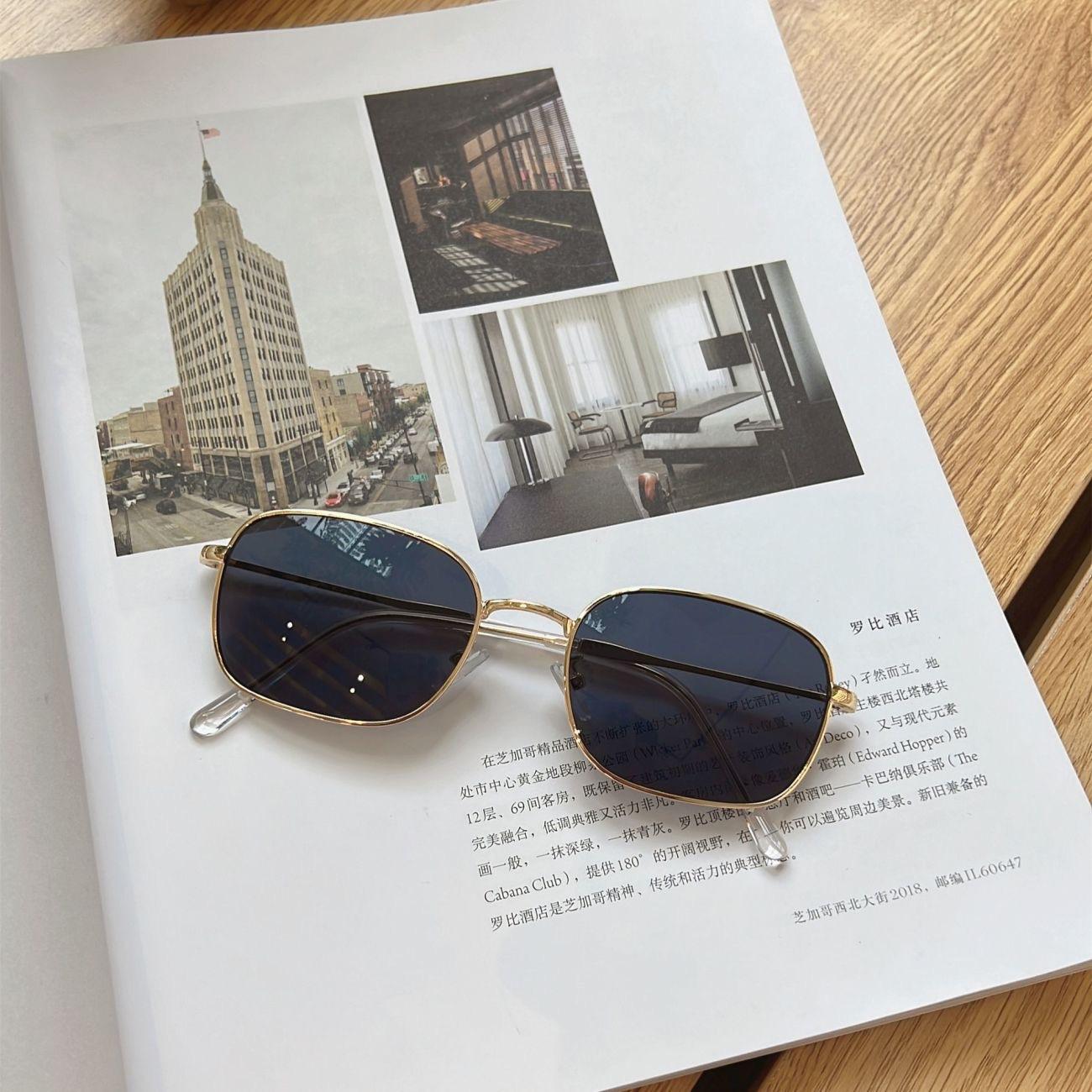 Vintage Square Metal Frame, High-End Trendy Sunglasses, Men S And Women S Fashion Ins Style Street Sunglasses
Vintage Square Metal Frame, High-End Trendy Sunglasses, Men S And Women S Fashion Ins Style Street Sunglasses