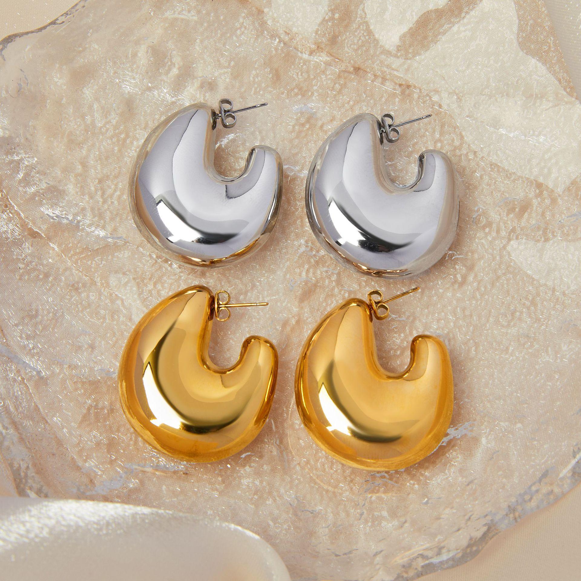 Gold Geometric C-Shaped Earrings: European & American Fashion, 18K Gold-Plated Titanium Steel, Simple Hollow Design, Three-Dimensional Shine.
Gold Geometric C-Shaped Earrings: European & American Fashion, 18K Gold-Plated Titanium Steel, Simple Hollow Design, Three-Dimensional Shine.