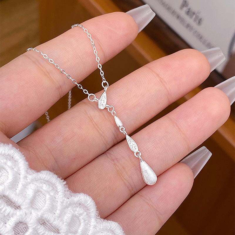 Matte Water Droplet Tassel Necklace for Women, Minimalist, Light Luxury, High-end, Niche Brushed Collarbone Chain 40CM
Matte Water Droplet Tassel Necklace for Women, Minimalist, Light Luxury, High-end, Niche Brushed Collarbone Chain 40CM