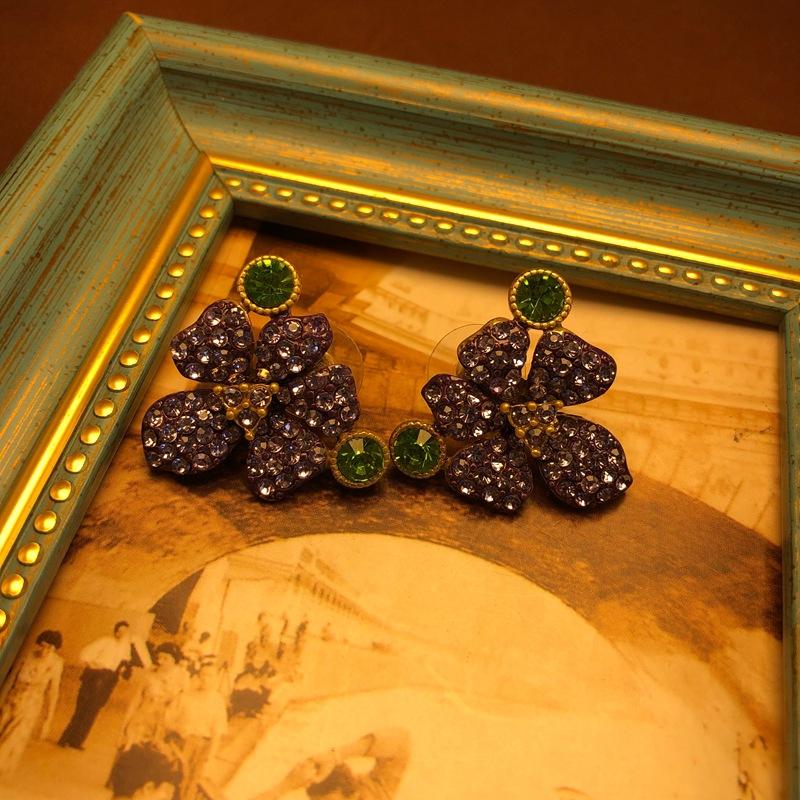 Purple Flowers Stud Earrings for Woman Exquisite Palace Style Jewelry Fashion Vintage Dinner Party Aretes De Mujer
Purple Flowers Stud Earrings for Woman Exquisite Palace Style Jewelry Fashion Vintage Dinner Party Aretes De Mujer