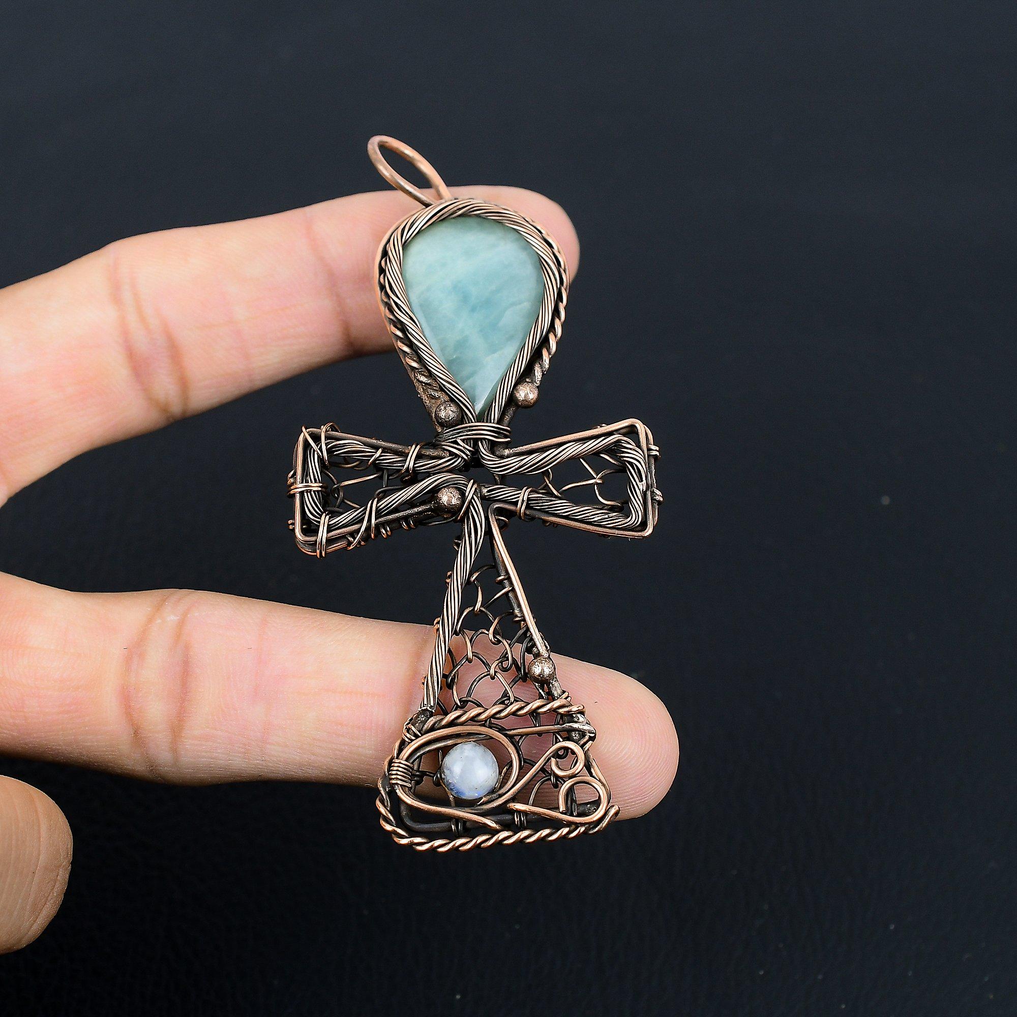 Ювелирный кулон ручной работы из чистой медной проволоки с аквамарином и лунным камнем на День Благодарения 3.46 Inches синий
Ювелирный кулон ручной работы из чистой медной проволоки с аквамарином и лунным камнем на День Благодарения 3.46 Inches синий