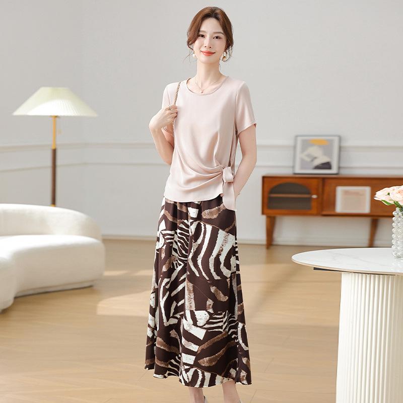Chiffon Short-Sleeved T-Shirt Summer Outfit: Fashionable Two-Piece Set for Middle-Aged and Elderly Women (2026 New Style). XL (80-95 jin)
Chiffon Short-Sleeved T-Shirt Summer Outfit: Fashionable Two-Piece Set for Middle-Aged and Elderly Women (2026 New Style). XL (80-95 jin)