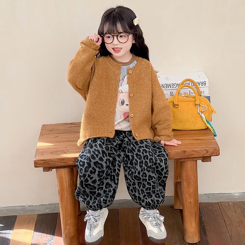 2025 Осенний мультяшный комплект-тройка для девочек-малышей: Базовая рубашка и вязаный свитер 130 cm
2025 Осенний мультяшный комплект-тройка для девочек-малышей: Базовая рубашка и вязаный свитер 130 cm