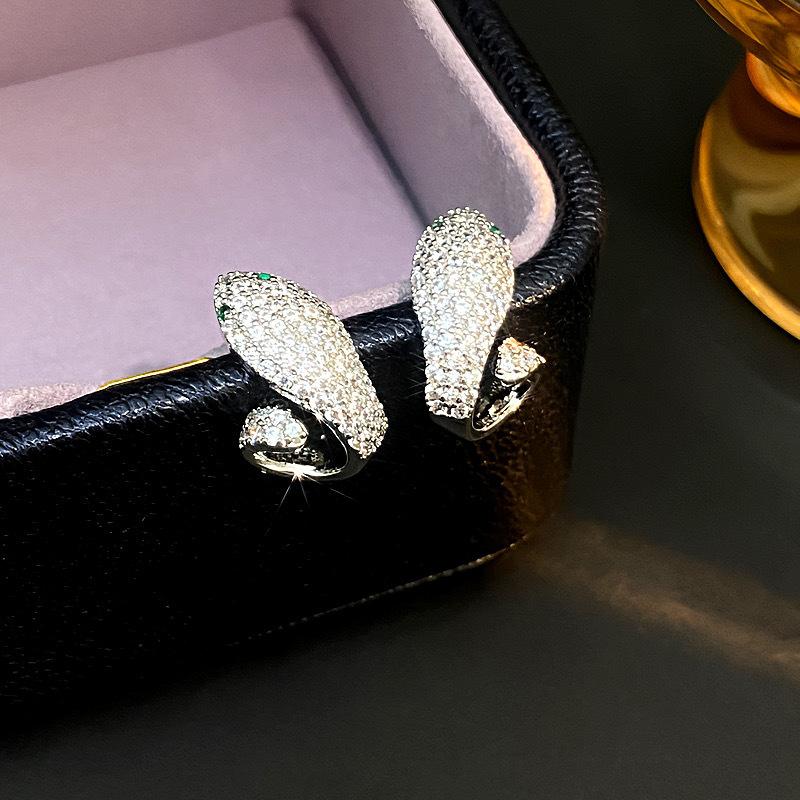New Snake Shaped Earrings for Women, Light Luxury, Niche Design, Fashionable Earrings, High-end Ear Accessories
New Snake Shaped Earrings for Women, Light Luxury, Niche Design, Fashionable Earrings, High-end Ear Accessories