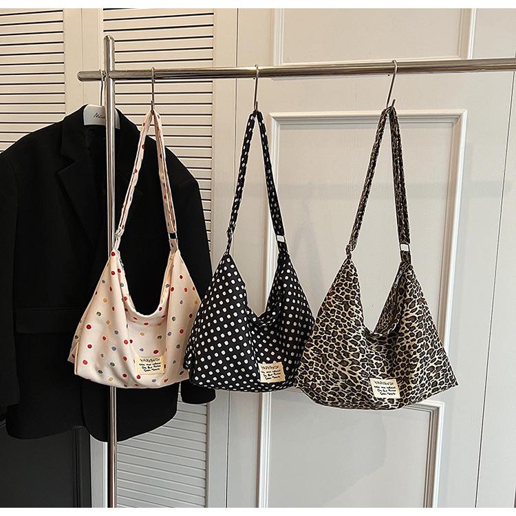 2025 Leopard print messenger bag large capacity lightweight shoulder canvas bag female college student lazy style versatile shopping 40*10*30 бежевый
2025 Leopard print messenger bag large capacity lightweight shoulder canvas bag female college student lazy style versatile shopping 40*10*30 бежевый