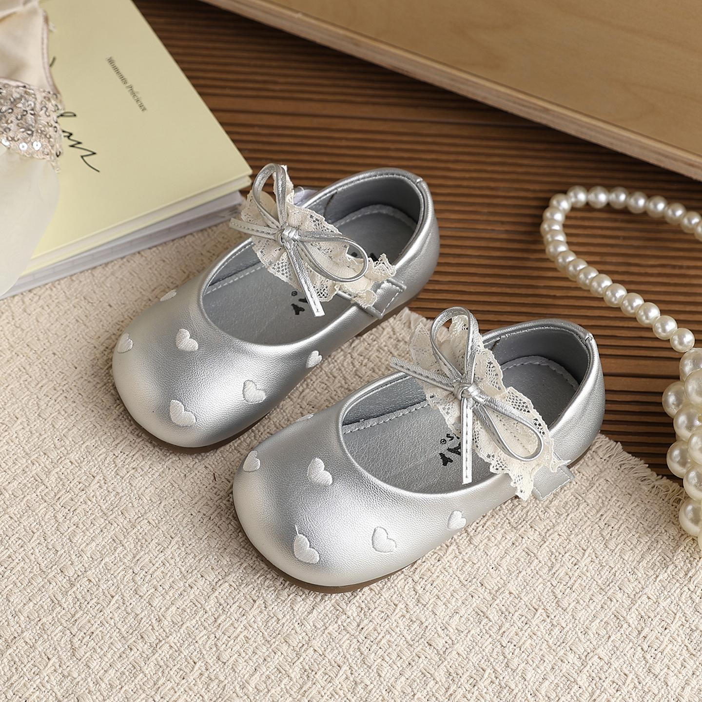 Spring Girl s Mary Janes Lace Heart Hook-loop Cute Kid s Flat Shoe Solid Colors Soft Sole Daily Sweet Fashion Children Shoes 21-insole13.5cm серебряный
Spring Girl s Mary Janes Lace Heart Hook-loop Cute Kid s Flat Shoe Solid Colors Soft Sole Daily Sweet Fashion Children Shoes 21-insole13.5cm серебряный