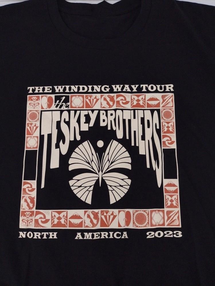 Teskey Brothers T-Shirt Size The Winding Way Tour North America 2023 2SIDE CS211 Unisex T-Shirt XL
Teskey Brothers T-Shirt Size The Winding Way Tour North America 2023 2SIDE CS211 Unisex T-Shirt XL