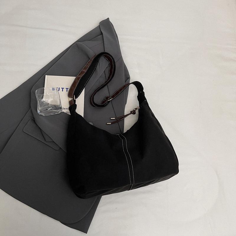 Suede matte retro tote bag women s large-capacity autumn and winter messenger bag new casual work commuter bag чорний
Suede matte retro tote bag women s large-capacity autumn and winter messenger bag new casual work commuter bag чорний