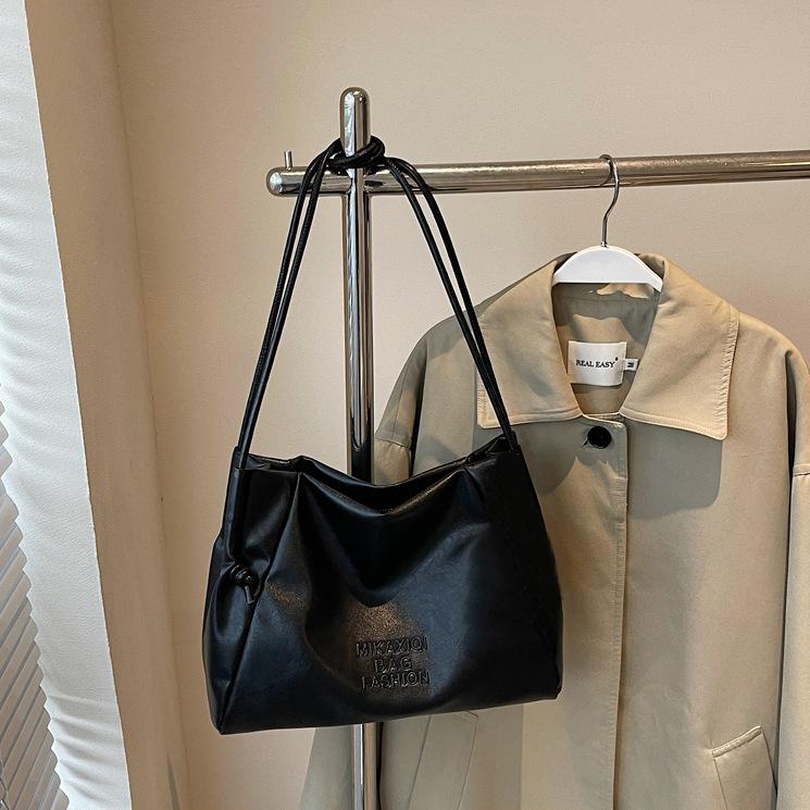 Premium commuter large-capacity bag women s new versatile shoulder bag summer portable tote bag
Premium commuter large-capacity bag women s new versatile shoulder bag summer portable tote bag