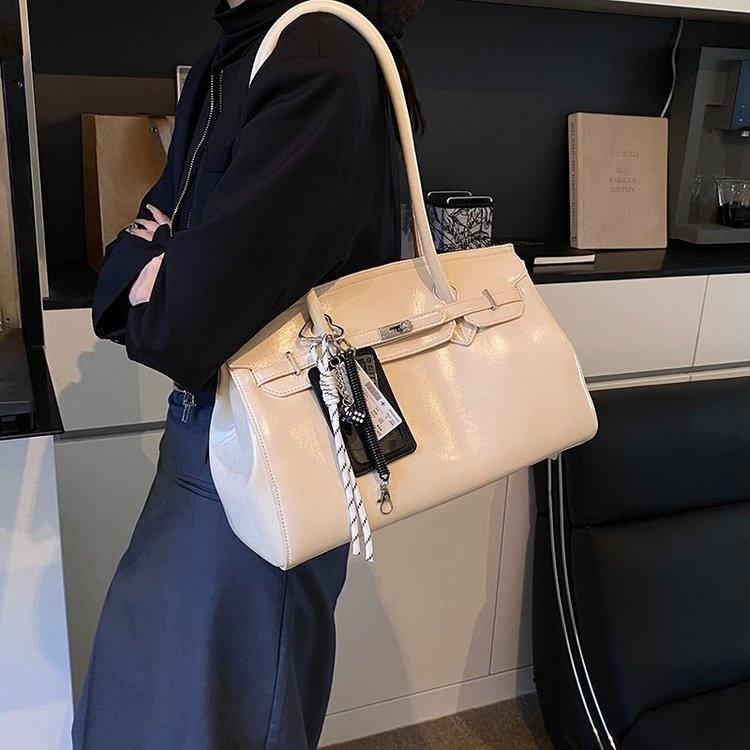 Textured spring bag women s bag 2025 tote bag fashionable large-capacity niche handbag no pendant
Textured spring bag women s bag 2025 tote bag fashionable large-capacity niche handbag no pendant