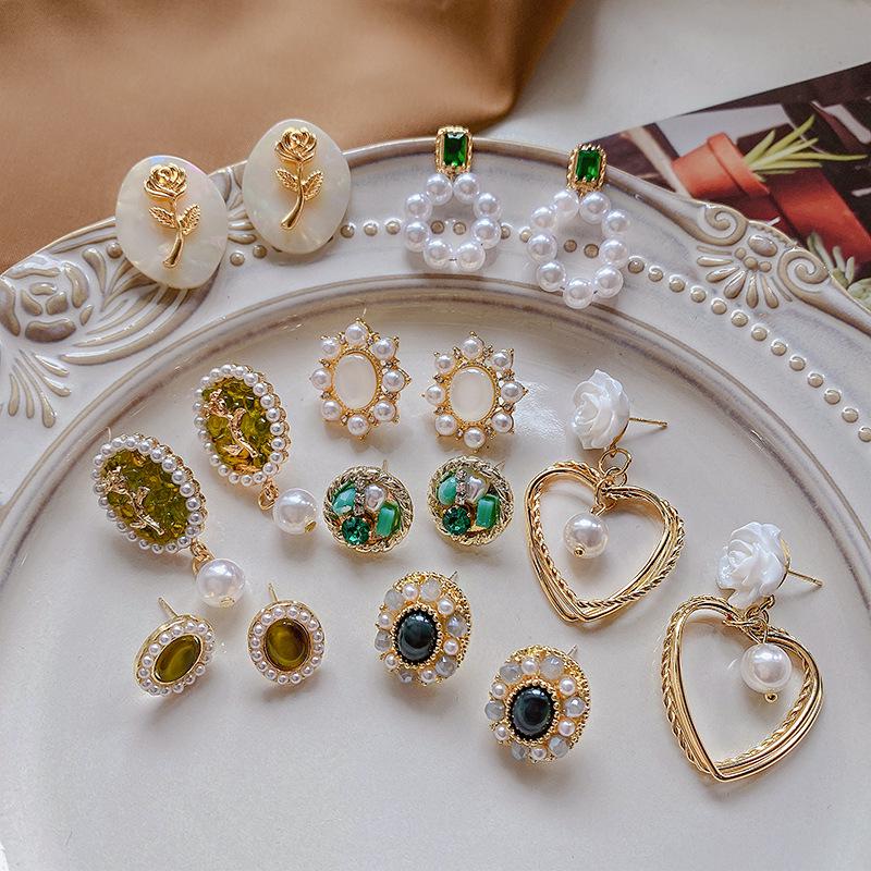 French Retro Palace Style S925 Silver Pearl Earrings - Niche Design, High-End, Light Luxury Model A950 Gold
French Retro Palace Style S925 Silver Pearl Earrings - Niche Design, High-End, Light Luxury Model A950 Gold