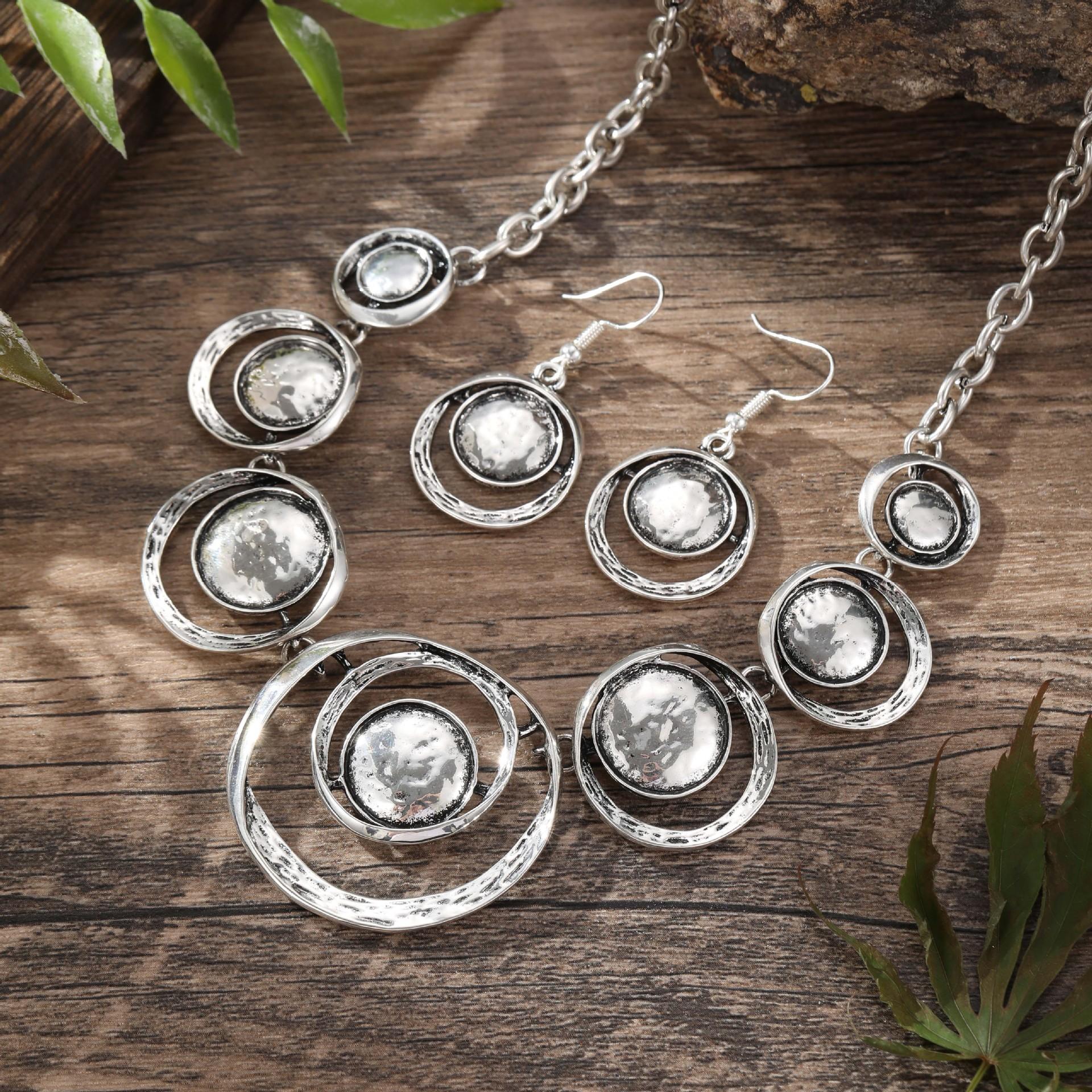 Новый ретро полый круглый набор серег и ожерелья, персонализированный набор круглых серег и ожерелья из античного серебра
Новый ретро полый круглый набор серег и ожерелья, персонализированный набор круглых серег и ожерелья из античного серебра