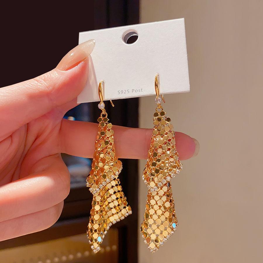 Zircon rhombus fringed ear hook fashion niche earrings light luxury high sense cold wind personalized earrings
Zircon rhombus fringed ear hook fashion niche earrings light luxury high sense cold wind personalized earrings