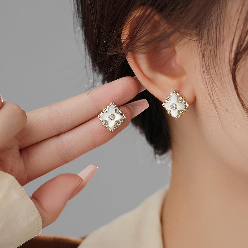 European American Luxury Mother-of-Pearl Rhombus Stud Earrings - Women’s S925 Silver, Sweet Temperament Fashion 18K золотой
European American Luxury Mother-of-Pearl Rhombus Stud Earrings - Women’s S925 Silver, Sweet Temperament Fashion 18K золотой