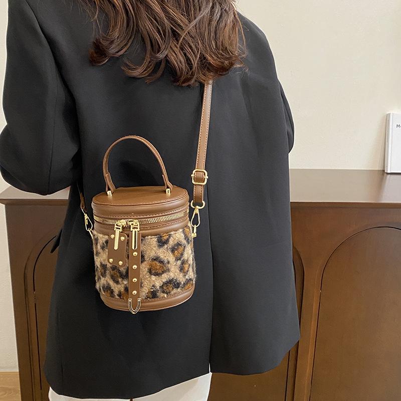 Преміальна маленька сумка-відро з леопардовим принтом жіноча 2025 нова мода універсальна сумочка на плече сумка-месенджер 14*12*16
Преміальна маленька сумка-відро з леопардовим принтом жіноча 2025 нова мода універсальна сумочка на плече сумка-месенджер 14*12*16