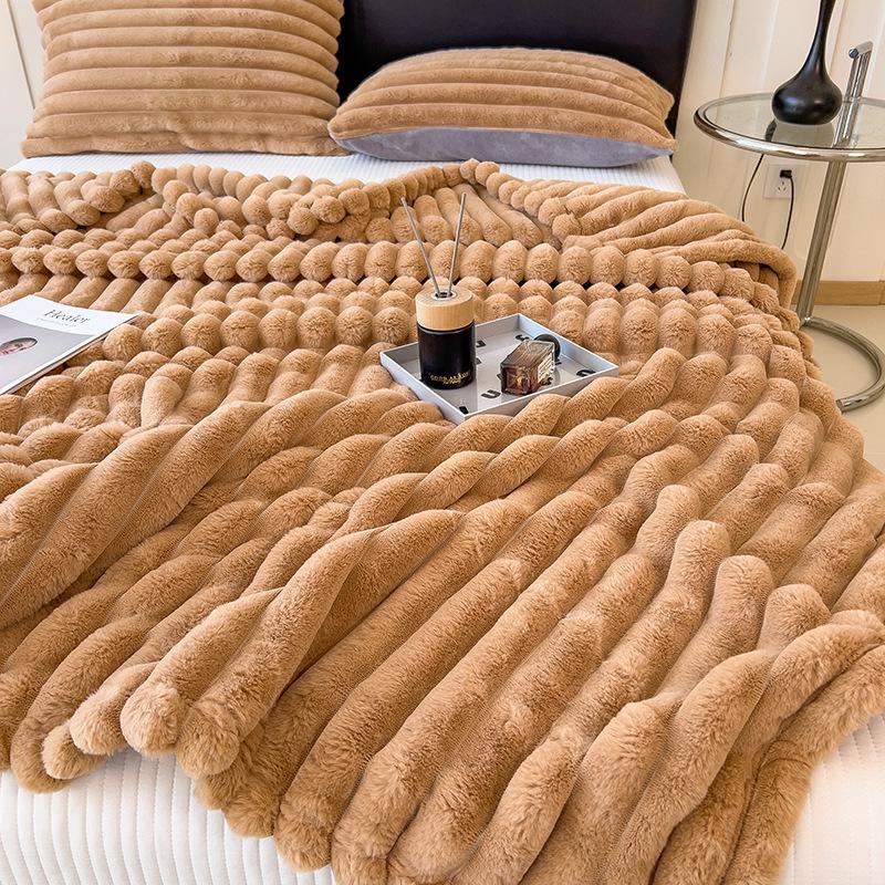 Роскошное утолщенное флисовое одеяло из искусственного кроличьего меха - Теплый молочный бархатный чехол для сна и подарков 230x250cm - Blanket + 2 Pillowcases
Роскошное утолщенное флисовое одеяло из искусственного кроличьего меха - Теплый молочный бархатный чехол для сна и подарков 230x250cm - Blanket + 2 Pillowcases