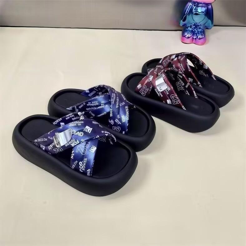 Cool slippers women s summer outer wear 2025 new versatile women s thick-soled heightening high-heeled sandals casual beach one-word drag 40 червоний
Cool slippers women s summer outer wear 2025 new versatile women s thick-soled heightening high-heeled sandals casual beach one-word drag 40 червоний