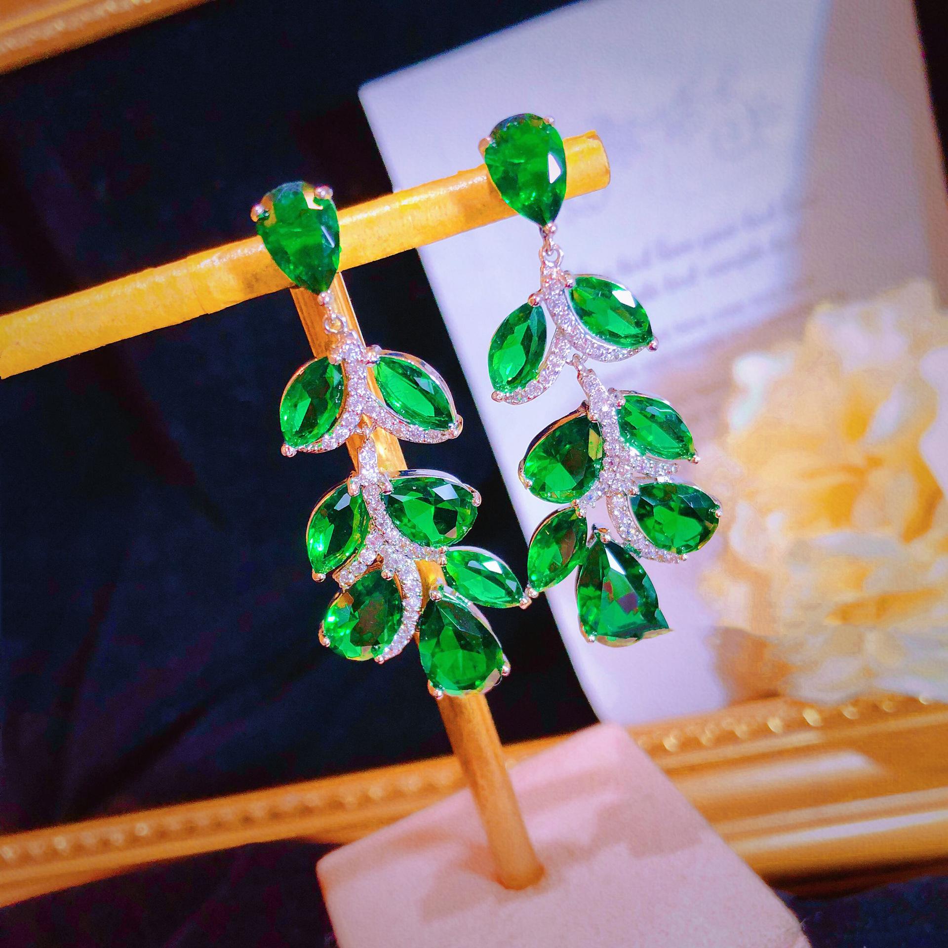 Zircon water drop leaf pendant earrings exquisite temperament high-end earrings niche light luxury versatile earrings women
Zircon water drop leaf pendant earrings exquisite temperament high-end earrings niche light luxury versatile earrings women