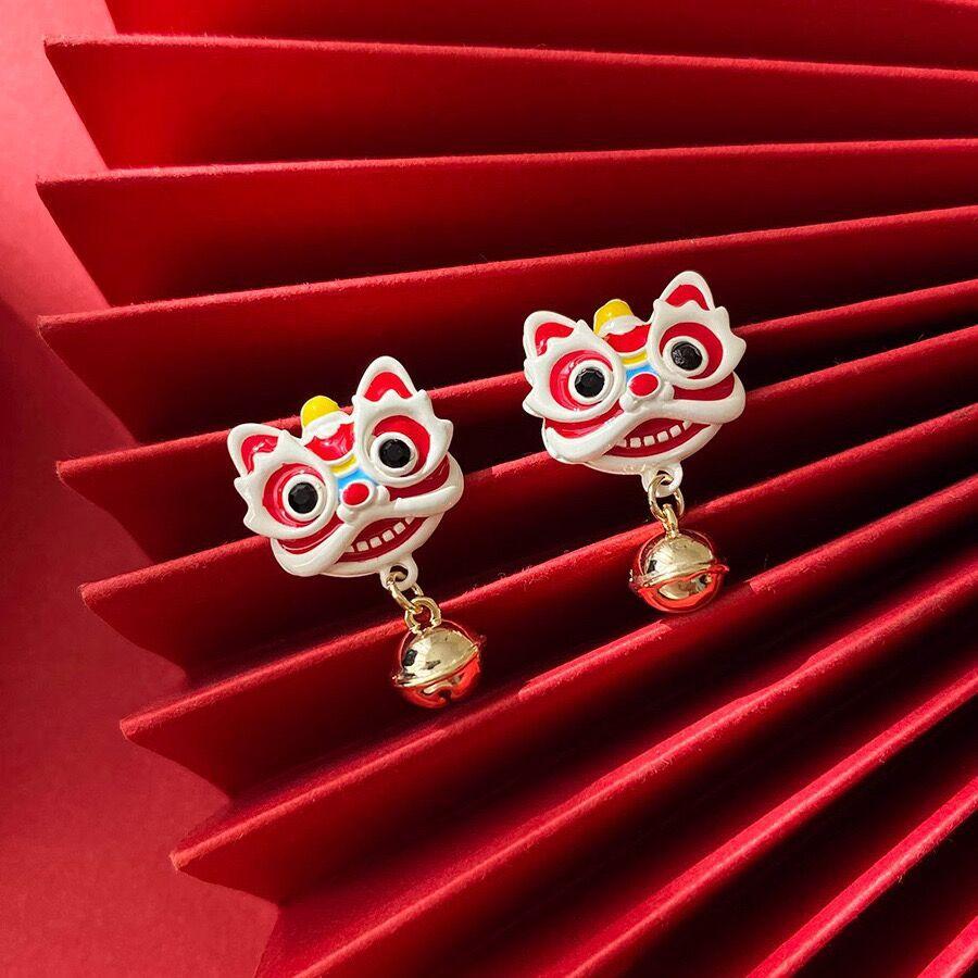 Lion dance small blessing asymmetrical earrings women s pearl new red earrings autumn and winter senior feeling stud earrings
Lion dance small blessing asymmetrical earrings women s pearl new red earrings autumn and winter senior feeling stud earrings