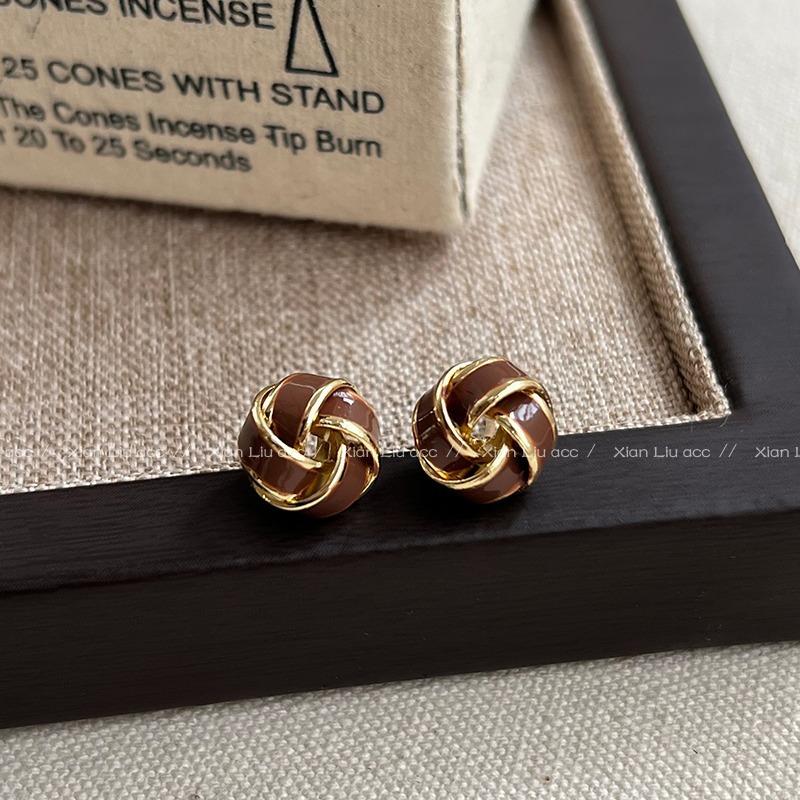 Autumn and winter drop glaze Maillard earrings niche design earrings women s new foreign style light luxury high-end earrings
Autumn and winter drop glaze Maillard earrings niche design earrings women s new foreign style light luxury high-end earrings