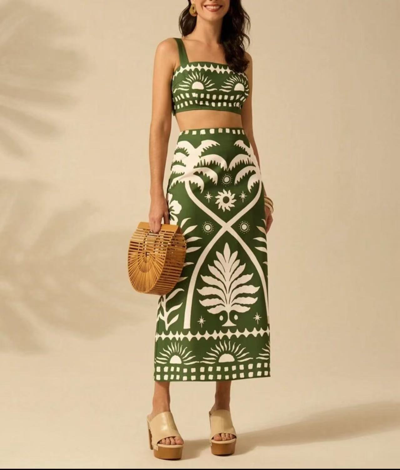 Women s Sleeveless Crop Top and Maxi Skirt Set with Tropical Print XXL зелений
Women s Sleeveless Crop Top and Maxi Skirt Set with Tropical Print XXL зелений