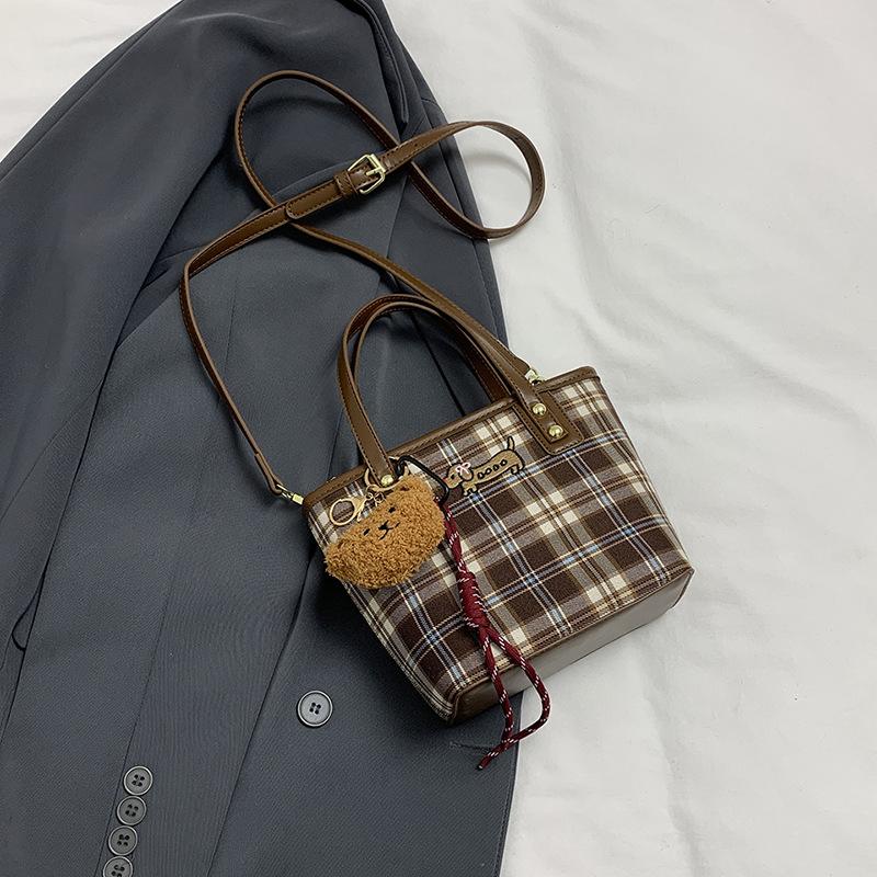 2024 New Fashion Plaid Shoulder Bag Niche Design Hand Carry Woolen Casual Fashion Bag Women s Foreign Style Messenger Bag
2024 New Fashion Plaid Shoulder Bag Niche Design Hand Carry Woolen Casual Fashion Bag Women s Foreign Style Messenger Bag