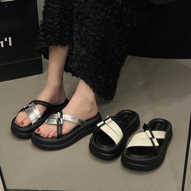 Platform slippers women s 2025 new summer cross-strap beach shoes out of the street fashion sandals 35 серебряный
Platform slippers women s 2025 new summer cross-strap beach shoes out of the street fashion sandals 35 серебряный