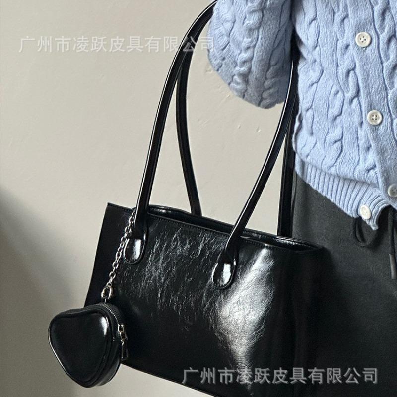 Премиальный сенс большая вместимость новая женская сумка нишевая текстура ретро любовь сумка под мышкой сумка на плечо
Премиальный сенс большая вместимость новая женская сумка нишевая текстура ретро любовь сумка под мышкой сумка на плечо