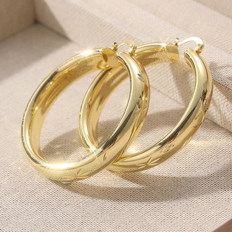 Fashion Classic Gold Color Metal Carving Flower Hoop Earrings for Women Zircon золотой
Fashion Classic Gold Color Metal Carving Flower Hoop Earrings for Women Zircon золотой
