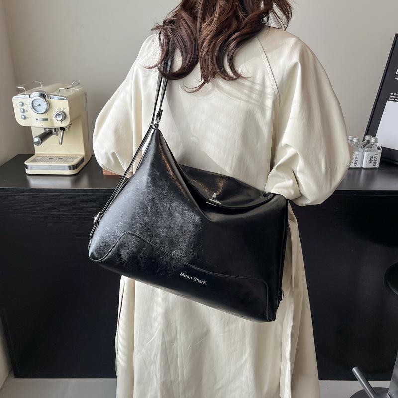 Retro pu large-capacity bag women s autumn and winter 2025 new tote bag multi-functional shoulder and shoulder dual-purpose bag 36*12*27
Retro pu large-capacity bag women s autumn and winter 2025 new tote bag multi-functional shoulder and shoulder dual-purpose bag 36*12*27